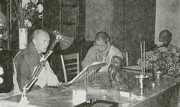 The Venerable Master and his disciples knelt to listen to Dharma Master Haideng's lectures