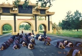A bowing pilgrimage from the Gate to the Buddha Hall on Shakyamuni Buddha's Birthday in 1994